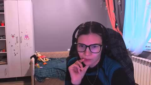 Snapshot of mollylollipop20 chatting on 2, 12, 2025 KIRA online show from 2, 12, 2025