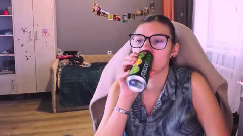 Snapshot of mollylollipop20 chatting on 15, 12, 2025 KIRA online show from 15, 12, 2025