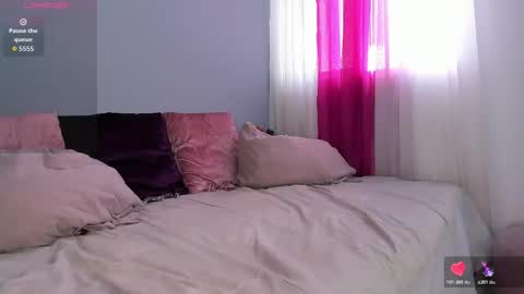 Snapshot of mollyybloom chatting on 15, 11, 2025 Molly online show from 15, 11, 2025