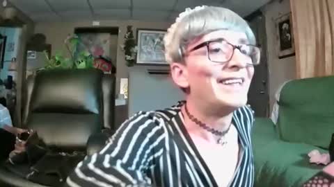 Snapshot of mommamadesissy chatting on 8, 5, 2026 Bink online show from 8, 5, 2026