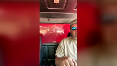 Snapshot of momsloveing chatting on 10, 4, 2026 justTHEit online show from 10, 4, 2026