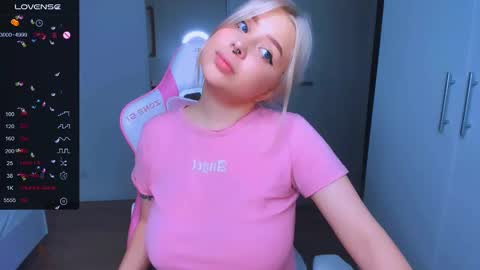 Snapshot of monalauu chatting on 8, 1, 2025 online show from 8, 1, 2025