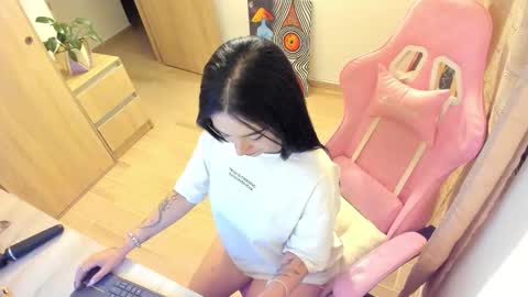 Snapshot of moon_wills chatting on 5, 12, 2025 MOON online show from 5, 12, 2025