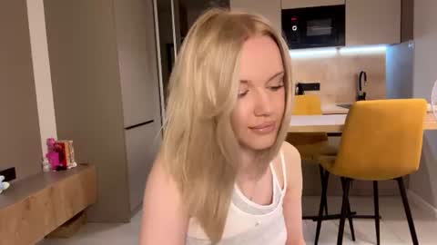 Snapshot of moonavellle_ chatting on 6, 7, 2026 moonavellle_ online show from 6, 7, 2026