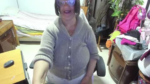 Snapshot of mrs_mommy chatting on 8, 3, 2025 mrs_mommy online show from 8, 3, 2025