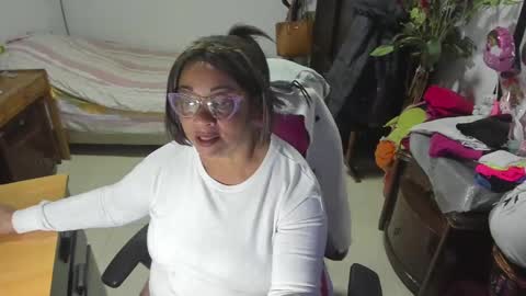 Snapshot of mrs_mommy chatting on 10, 3, 2025 mrs_mommy online show from 10, 3, 2025