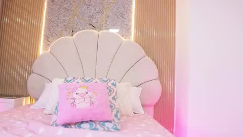 Snapshot of mssburbuja chatting on 7, 11, 2025 Manuela online show from 7, 11, 2025