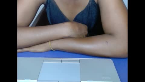 Snapshot of muffinxcream chatting on 11, 11, 2025 muffinxcream online show from 11, 11, 2025