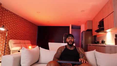 Snapshot of muscle_man19 chatting on 8, 10, 2025 Nick online show from 8, 10, 2025