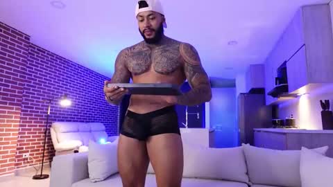 Snapshot of muscle_man19 chatting on 4, 11, 2025 Nick online show from 4, 11, 2025