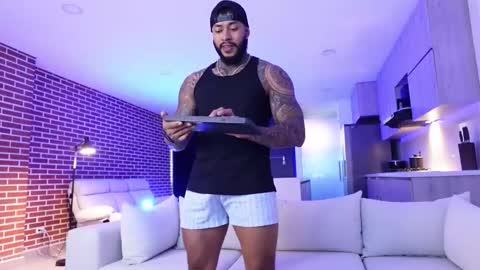 Snapshot of muscle_man19 chatting on 25, 11, 2025 Nick online show from 25, 11, 2025