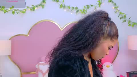 NahiaraReina  online show from 2, 12, 2025