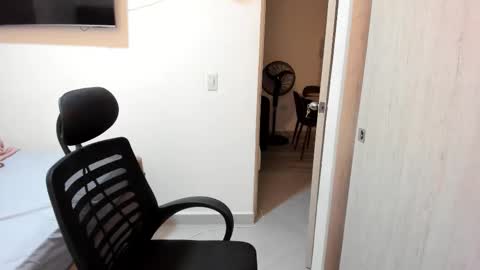 independent model online show from 4, 3, 2026