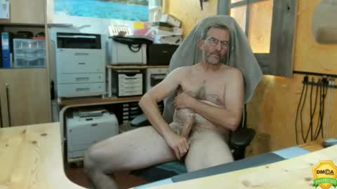 Snapshot of nakedluke chatting on 22, 9, 2025 Luke online show from 22, 9, 2025