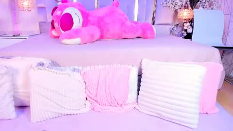 Snapshot of naomii_star chatting on 12, 6, 2026 online show from 12, 6, 2026