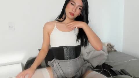 Snapshot of naomimoore chatting on 19, 10, 2025 Naomi Moore online show from 19, 10, 2025