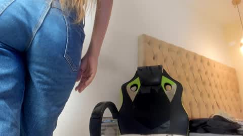 Snapshot of naomis_35 chatting on 17, 12, 2025 naomis_35 online show from 17, 12, 2025