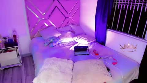naomisaenz01 online show from 13, 7, 2026