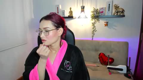 Snapshot of naomy_hot04 chatting on 19, 5, 2026 naomy online show from 19, 5, 2026
