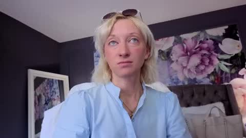 Snapshot of natalie_bitton chatting on 15, 6, 2026 Natalie online show from 15, 6, 2026