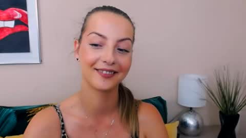 Snapshot of natalie_live chatting on 23, 6, 2026 NatalieSexy online show from 23, 6, 2026