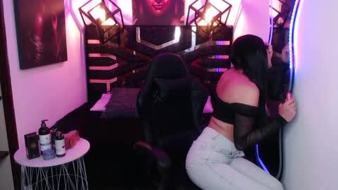 Snapshot of natalie_loffreda chatting on 5, 5, 2026 natalie online show from 5, 5, 2026