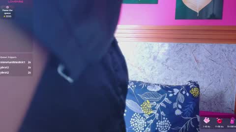 Gwen  online show from 12, 4, 2026