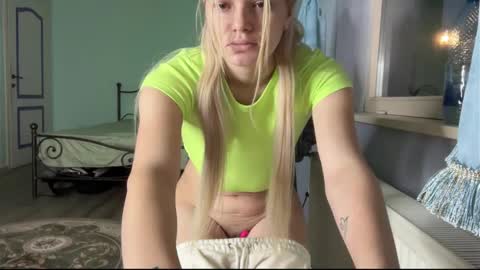 Snapshot of natybron chatting on 4, 12, 2025 Andreea online show from 4, 12, 2025