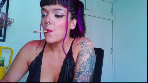 Snapshot of naughty_em_17 chatting on 24, 5, 2026 Em please help me reach 100 thumbs up 3 online show from 24, 5, 2026