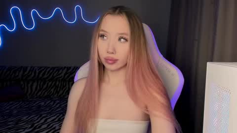 Mina online show from 24, 2, 2025