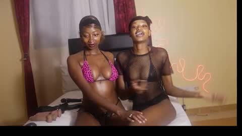 kikiNiaAria online show from 22, 11, 2025