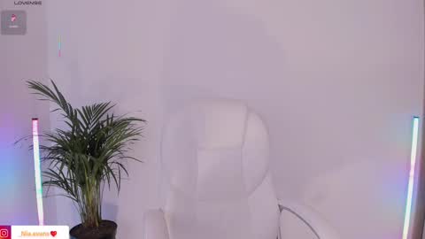 Nia online show from 4, 3, 2025