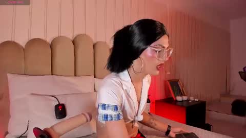 nickiwestt___ online show from 19, 6, 2026