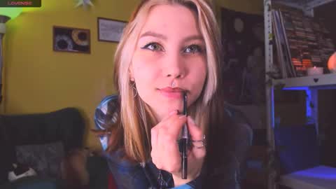 Snapshot of nicole_matt chatting on 15, 10, 2025 Nicole online show from 15, 10, 2025