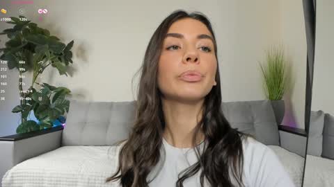 Snapshot of nicoleluuv chatting on 2, 12, 2024 Dua Lipa online show from 2, 12, 2024