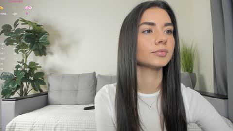 Snapshot of nicoleluuv chatting on 19, 1, 2025 Dua Lipa online show from 19, 1, 2025