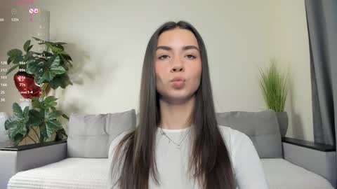 Snapshot of nicoleluuv chatting on 28, 2, 2025 Dua Lipa online show from 28, 2, 2025