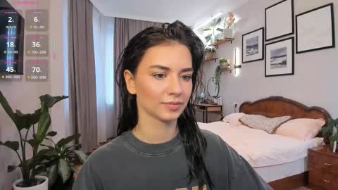 Snapshot of nicoleluuv chatting on 13, 10, 2025 Dua Lipa online show from 13, 10, 2025
