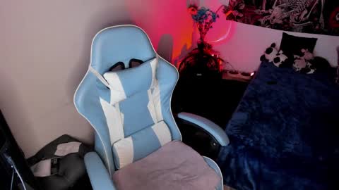 Nicol independent model online show from 7, 2, 2025