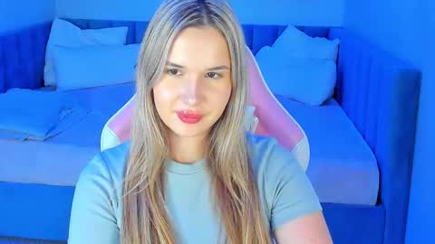 nicolettacooper online show from 14, 9, 2025