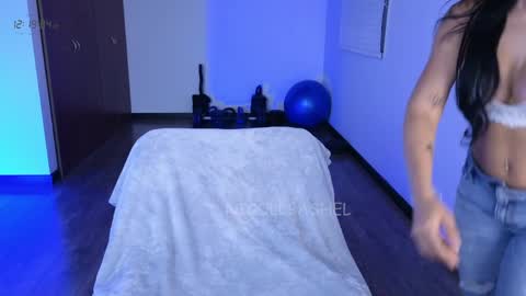 Nicoll  Independent model online show from 7, 4, 2026