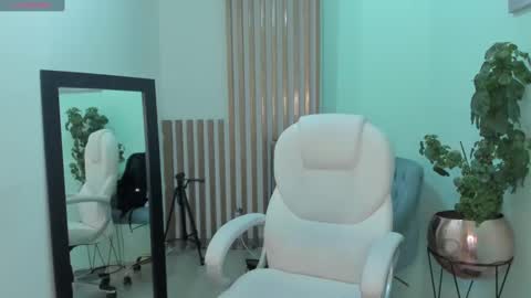 Snapshot of nicolross_ chatting on 3, 1, 2025 NicolRoss online show from 3, 1, 2025