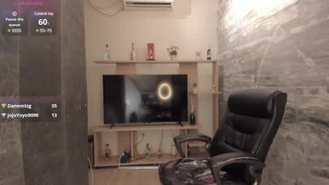 Snapshot of nicolross_ chatting on 11, 1, 2025 NicolRoss online show from 11, 1, 2025