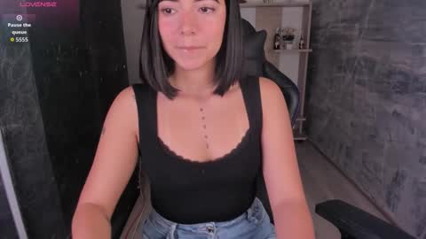 Snapshot of nicolross_ chatting on 12, 10, 2025 NicolRoss online show from 12, 10, 2025