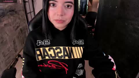 Snapshot of nicolross_ chatting on 9, 11, 2025 NicolRoss online show from 9, 11, 2025