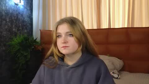 Snapshot of nightsaffron chatting on 25, 11, 2025 Azalea online show from 25, 11, 2025