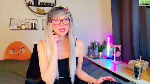 Snapshot of nikki_goldberg chatting on 1, 2, 2025 Kitty Chatte online show from 1, 2, 2025