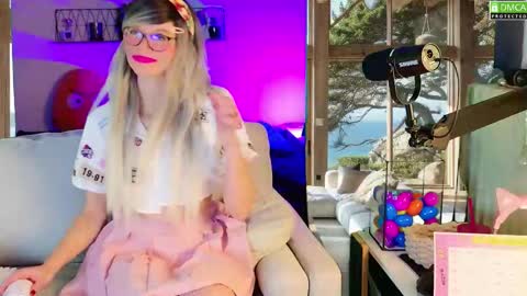 Snapshot of nikki_goldberg chatting on 5, 10, 2025 Kitty Chatte online show from 5, 10, 2025