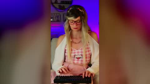 Snapshot of nikki_goldberg chatting on 8, 6, 2026 Kitty Chatte online show from 8, 6, 2026