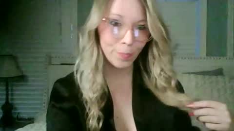 nikkib653466 online show from 3, 2, 2026